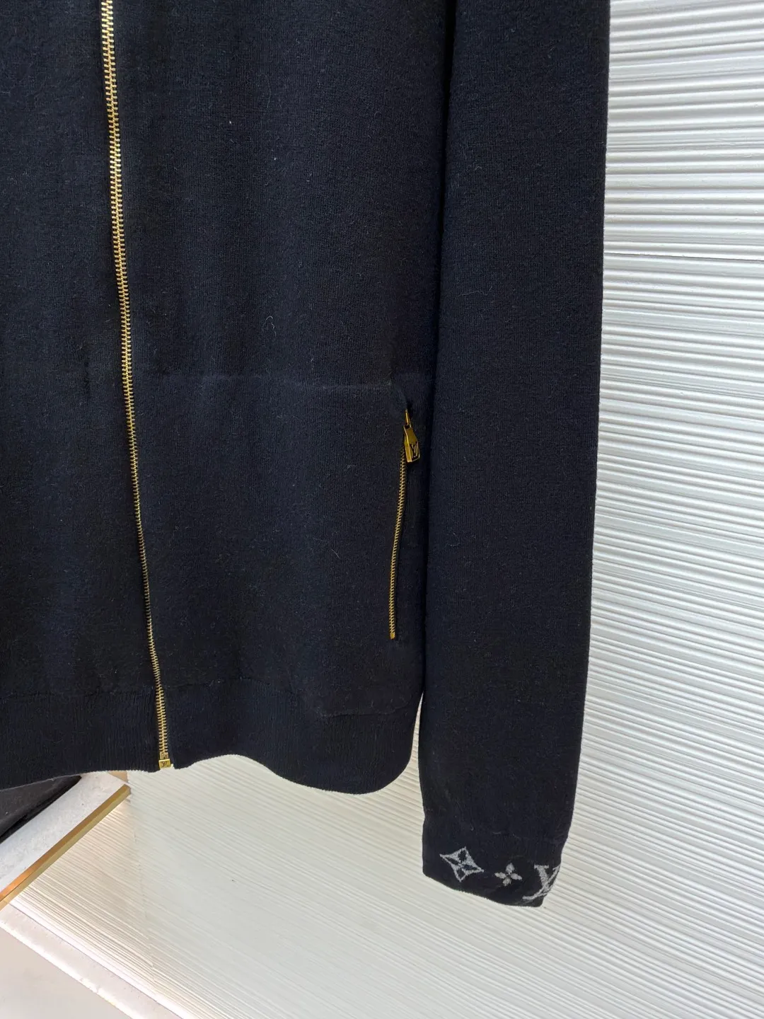 LOUIS VUITTON Wool knitted printed stand collar long sleeves ●Original version: Purchased and developed by 15953 ●Item number: 1681976-C05 ●Fabric: wool blended fabric ●Technology: knitting ●Color: black ●Version: fitted version ●Weight: about 670 grams ●Size: S-M-L-XL ●Description: Made of selected wool blended fabric, it feels soft and delicate and has good warmth retention. After special washing process, it presents a unique aged texture and soft color. The three-dimensional tailoring fits the body shape, and the stand-up collar design with smooth zipper closure makes it neat and stylish to wear. The collar and cuffs are decorated with the brand's iconic Monogram jacquard pattern, with exquisite details that highlight the brand's identity. The body of the garment adopts flat-turn open-stitching technology, the stitches are even and flat, and the lines are clear and smooth. The pockets on both sides are designed to be practical and beautiful, and the edges are reinforced to ensure durability. The ribbed design on the hem and cuffs is both windproof and warm and can modify your figure. The entire jacket embodies Louis Vuitton's ultimate pursuit of quality and craftsmanship from fabric selection, tailoring to detail processing. It not only retains the elegant style of classic items, but also incorporates modern design language, making it suitable for various occasions and showing a low-key and luxurious fashion attitude. The overall wiring is straight and delicate, the fabric is comfortable and soft, and the color is consistent without color difference. It can be matched with the same style to create a fashionable look and control various occasions. Customized accessories, complete with three standards, same style for men and women!